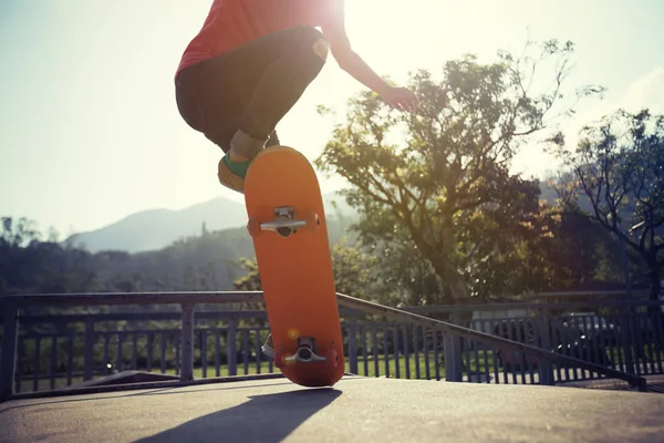 Skateboarder Skateboard Rampa Skatepark — Foto Stock