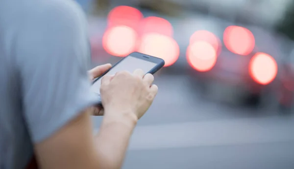 Person Benutzt Smartphone Auf Der Abendstraße — Stockfoto