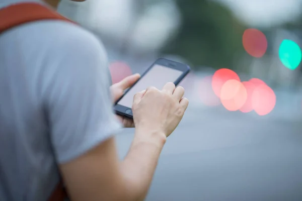 Person Benutzt Smartphone Auf Der Abendstraße — Stockfoto