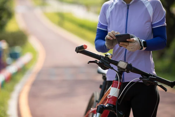 Riding Bike Path Using Smartphone While Riding Bike Sunny Day — Stock Photo, Image