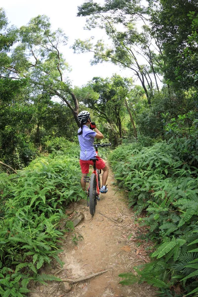 Bicicleta Cross Country Ciclista Montando Hebilla Hasta Casco Bicicleta Montaña — Foto de Stock