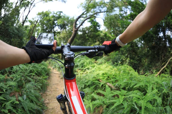 Kerékpáros Segítségével Okos Telefon Míg Lovaglás Kerékpáros Esőerdők Nyomvonal — Stock Fotó