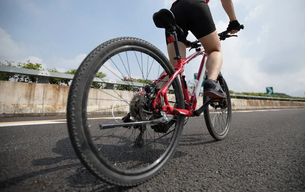 Woman Cyclist Legs Riding Mountain Bike Highway — Stock Photo, Image