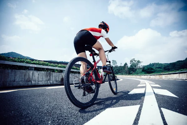 Woman Cyclist Riding Mountain Bike Highway — Stock Photo, Image