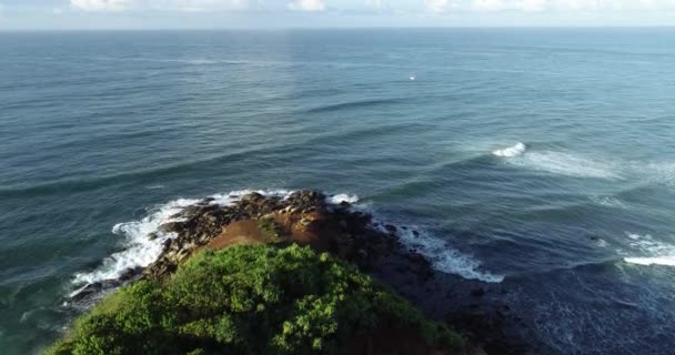 Widok Lotu Ptaka Drone Lotnicze Zdjęcia Fal Oceanicznych Wsi Rybaków — Wideo stockowe