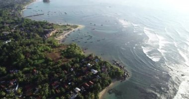 Havadan görünüm. Sri Lanka'da okyanus dalgaları ve balıkçılar köyü manzara Drone havadan görüntüleri