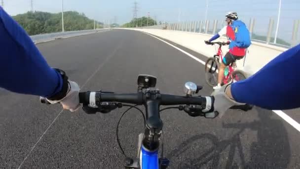Mujeres Ciclistas Montando Bicicletas Montaña Carretera — Vídeo de stock