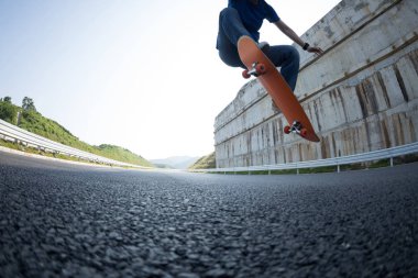 Otoban yolu üzerinde kaykay kaykaycı