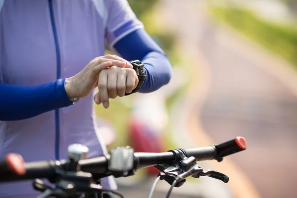 Setzen Sie Die Smartwatch Beim Fahrradfahren Sonnigen Tagen — Stockfoto