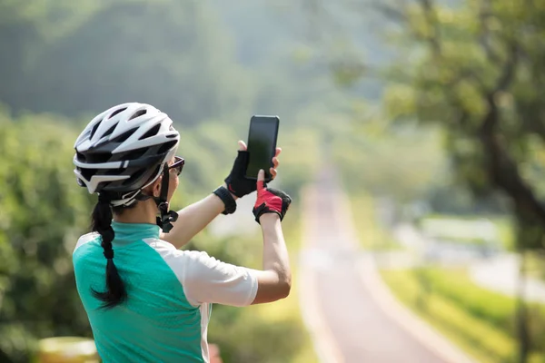 Fotografieren Mit Dem Smartphone Beim Fahrradfahren Sonnigen Tagen — Stockfoto