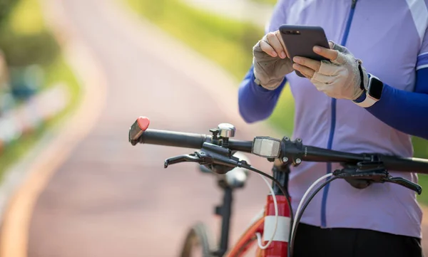 Utilisation Smartphone Tout Vélo Sur Une Journée Ensoleillée — Photo