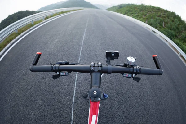 骑在高速公路上的自行车 — 图库照片