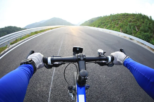 Ciclista Montando Bicicleta Por Carretera — Foto de Stock