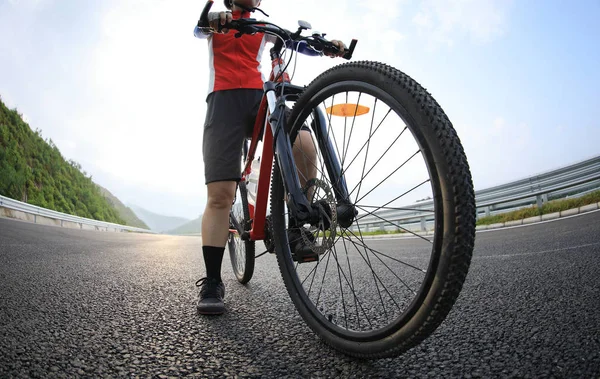 Woman Cyclist Riding Mountain Bike Highway — Stock Photo, Image