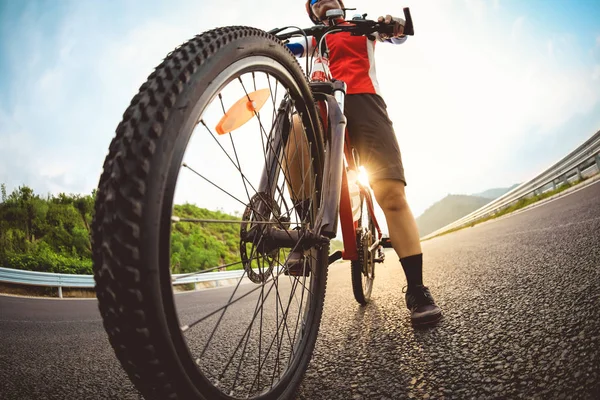 Mujer Ciclista Montando Bicicleta Montaña Carretera — Foto de Stock