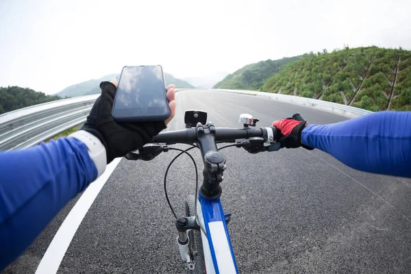 Smartphone Beim Radfahren Auf Der Autobahn Nutzen — Stockfoto