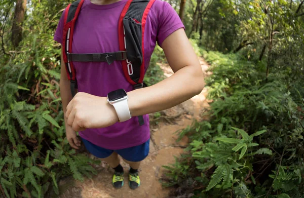 Femme Asiatique Coureuse Ultramarathon Regardant Smartwatch Avant Courir Sur Sentier — Photo