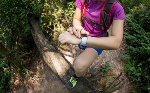 Asiática Mujer Ultramaratón Corredor Mirando Smartwatch Antes Correr Tropical Selva —  Fotos de Stock