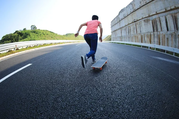 Skateboarder Skateboard Sur Autoroute Route — Photo