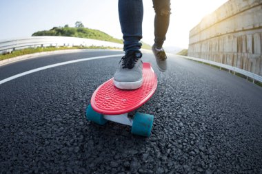 Otoban yolu üzerinde kaykay kaykaycı