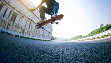 Otoban yolu üzerinde kaykay kaykaycı