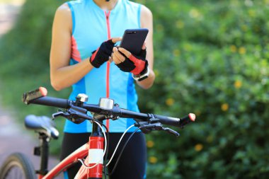 Güneşli bir günde bisiklete binerken akıllı telefon kullanmak, bisiklet yolunda sürme
