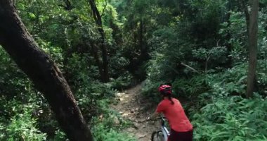 Cross country bisiklet kadın bisikletçi tropikal yağmur ormanları yolda dağ bisikleti sürme