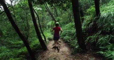 Tropik yağmur ormanları parkurunda koşan kadın ultra maraton koşucusu