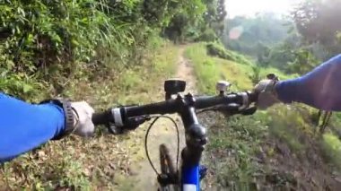 Kros bisiklet bisiklet bisiklet tropikal yağmur ormanları yolda dağ bisikleti sürme