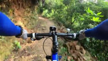 Kros bisiklet bisiklet bisiklet tropikal yağmur ormanları yolda dağ bisikleti sürme