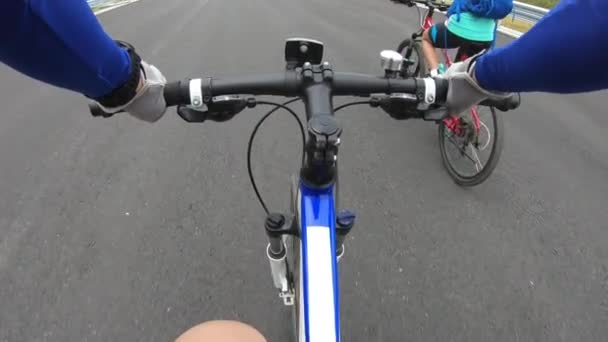 Γυναίκες Ποδηλάτες Ιππασία Ποδήλατα Βουνού Στο Δρόμο — Αρχείο Βίντεο