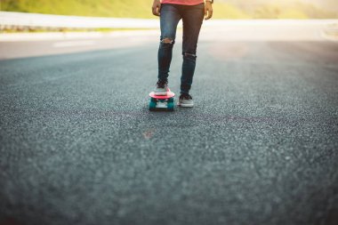 Otoban yolu üzerinde kaykay kaykaycı