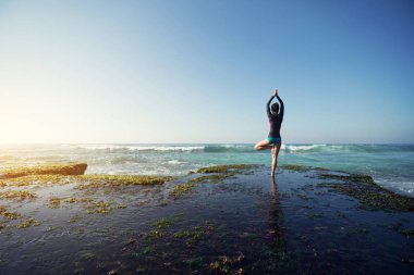 Yaklaşan güçlü deniz dalgaları bakan sahil uçurum kenarında Yoga kadın meditasyon