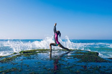 Yaklaşan güçlü deniz dalgaları bakan sahil uçurum kenarında Yoga kadın meditasyon