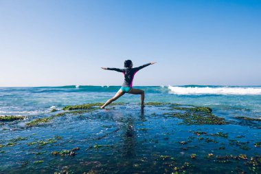 Yaklaşan güçlü deniz dalgaları bakan sahil uçurum kenarında Yoga kadın meditasyon