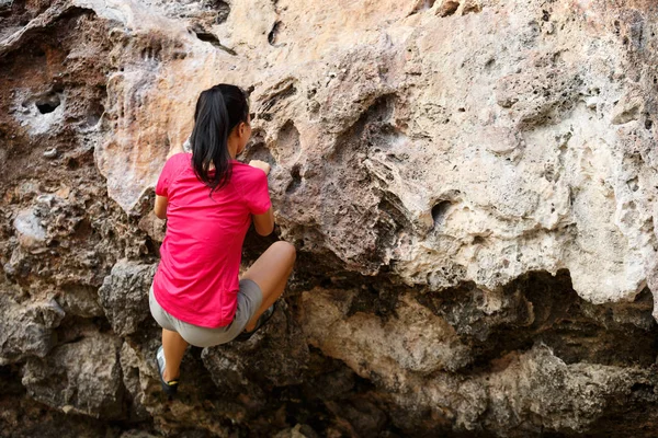 海辺山岩でクライミング若い女性ロック クライマー — ストック写真