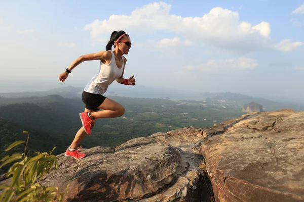 Jonge Aziatische Vrouw Runner Uitgevoerd Bergtop — Stockfoto
