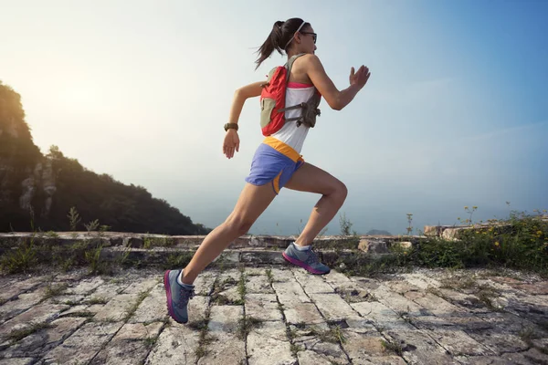 健身女子越野跑跑在山顶的长城上奔跑 — 图库照片