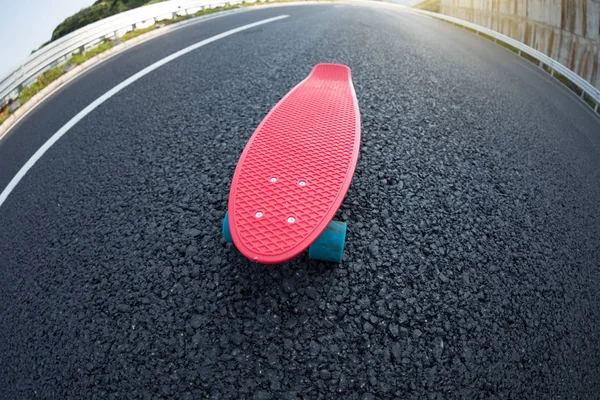 Ein Rotes Skateboard Auf Der Autobahn — Stockfoto