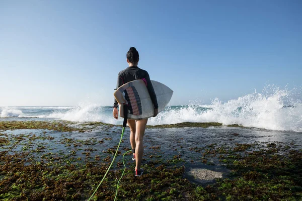 Surferin Mit Surfbrett Auf Den Großen Wellen — Stockfoto