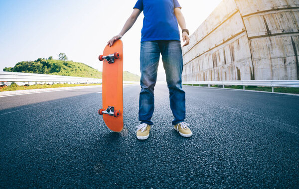 Скейтбордист на шоссе
