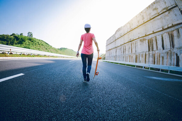 Скейтбордист на шоссе
