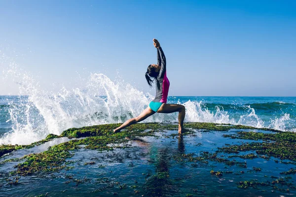 Yoga Mulher Meditação Borda Penhasco Beira Mar Frente Para Vinda — Fotografia de Stock