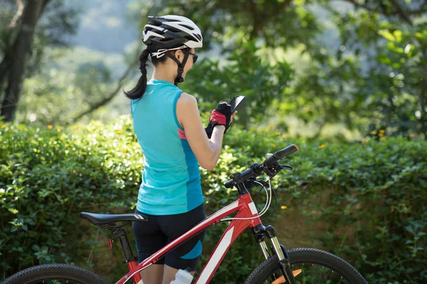 Radeln Auf Dem Radweg Smartphone Beim Radfahren Sonnigen Tagen — Stockfoto