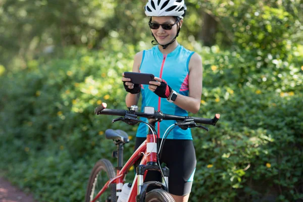 Radeln Auf Dem Radweg Smartphone Beim Radfahren Sonnigen Tagen — Stockfoto