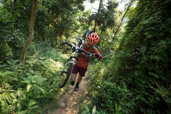 Женщина Велосипедистка Ходит Горном Велосипеде Тропическим Лесным Тропам — стоковое фото
