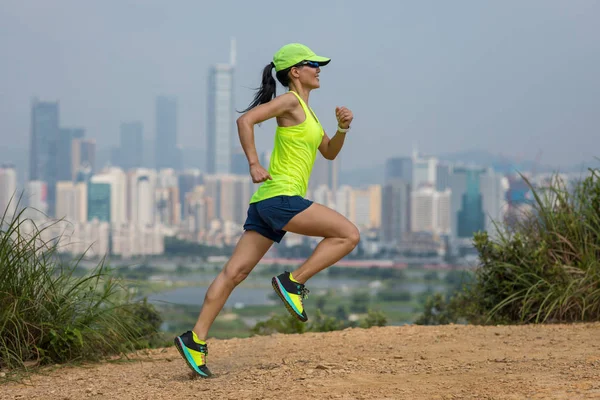 Corredor Ultramaratón Femenino Corriendo Las Montañas Junto Ciudad Moderna —  Fotos de Stock