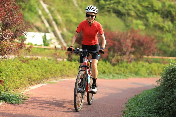 骑自行车在自行车道上的妇女 — 图库照片