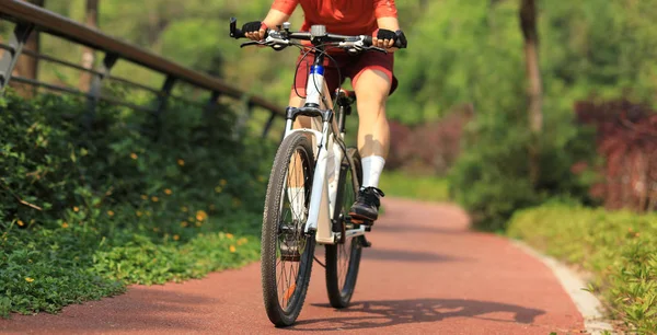 Mujer Ciclista Montando Bicicleta Montaña Aire Libre Parque — Foto de Stock