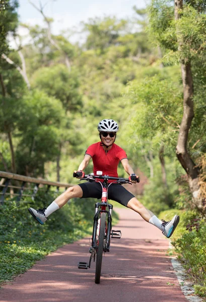 Ciclista Femenina Montando Bicicleta Montaña Aire Libre Bosque — Foto de Stock